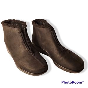 NEW - Aerosoles Size 8 1/2 Women's Black Fabric Bootie - (no box)